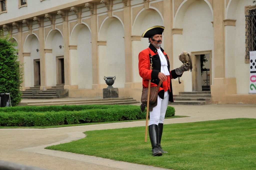 Barokní hudba, divadlo, žonglování, tance, ukázka sokolnictví a také vůně vytvářely atmosféru časů baroka ve Valdštejnské zahradě v Praze. Takřka už tradiční akce s názvem Den Plzně v Senátu Parlamentu České republiky se konala v sobotu 13. června a jejím cílem nebylo jen prezentovat Plzeň jako zajímavou turistickou destinaci, ale také pozvat účastníky na připravovaný festival 9 týdnů baroka, který je součástí programu projektu Plzeň – Evropské hlavní město kultury 2015. (foto: 13.6.2015, Odbor prezentace a marketingu MMP)
