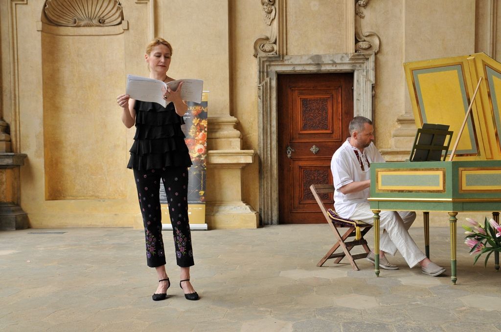 Barokní hudba, divadlo, žonglování, tance, ukázka sokolnictví a také vůně vytvářely atmosféru časů baroka ve Valdštejnské zahradě v Praze. Takřka už tradiční akce s názvem Den Plzně v Senátu Parlamentu České republiky se konala v sobotu 13. června a jejím cílem nebylo jen prezentovat Plzeň jako zajímavou turistickou destinaci, ale také pozvat účastníky na připravovaný festival 9 týdnů baroka, který je součástí programu projektu Plzeň – Evropské hlavní město kultury 2015. (foto: 13.6.2015, Odbor prezentace a marketingu MMP)