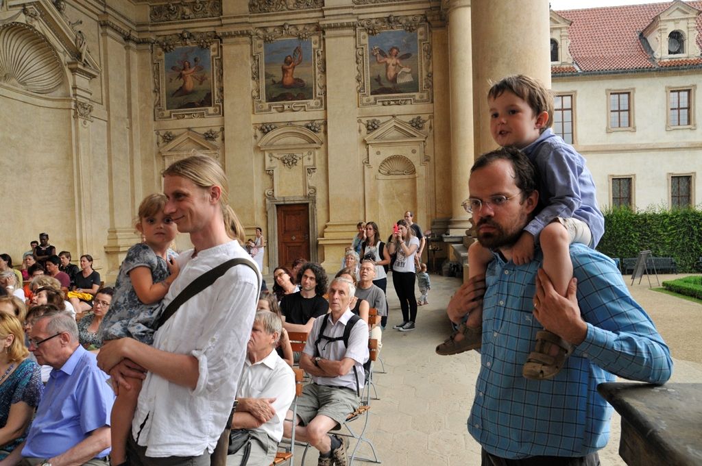 Barokní hudba, divadlo, žonglování, tance, ukázka sokolnictví a také vůně vytvářely atmosféru časů baroka ve Valdštejnské zahradě v Praze. Takřka už tradiční akce s názvem Den Plzně v Senátu Parlamentu České republiky se konala v sobotu 13. června a jejím cílem nebylo jen prezentovat Plzeň jako zajímavou turistickou destinaci, ale také pozvat účastníky na připravovaný festival 9 týdnů baroka, který je součástí programu projektu Plzeň – Evropské hlavní město kultury 2015. (foto: 13.6.2015, Odbor prezentace a marketingu MMP)