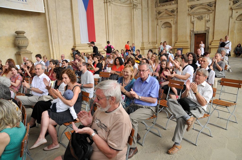 Barokní hudba, divadlo, žonglování, tance, ukázka sokolnictví a také vůně vytvářely atmosféru časů baroka ve Valdštejnské zahradě v Praze. Takřka už tradiční akce s názvem Den Plzně v Senátu Parlamentu České republiky se konala v sobotu 13. června a jejím cílem nebylo jen prezentovat Plzeň jako zajímavou turistickou destinaci, ale také pozvat účastníky na připravovaný festival 9 týdnů baroka, který je součástí programu projektu Plzeň – Evropské hlavní město kultury 2015. (foto: 13.6.2015, Odbor prezentace a marketingu MMP)