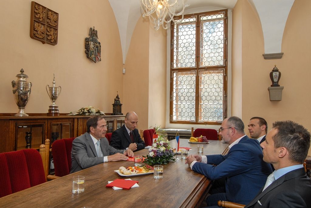 „Kanada má velký zájem na rozšíření hospodářské, obchodní a investiční spolupráce s Českou republikou. Nejen s Prahou, ale i s regiony v krajích, což je důvod mé cesty do Plzně. Jsme přesvědčeni, že je zde řada možností, jak posílit oboustranné investice a obchod,“ řekl při dnešním jednání s primátorem města Martinem Zrzaveckým a prvním náměstkem Martinem Baxou velvyslanec Kanady v České republice J. E. Otto Jelinek. Právě Plzeň je pro kanadské firmy velmi důležitá a představuje pro ně významné město se specifickými možnostmi. (foto: 17.6.2015)