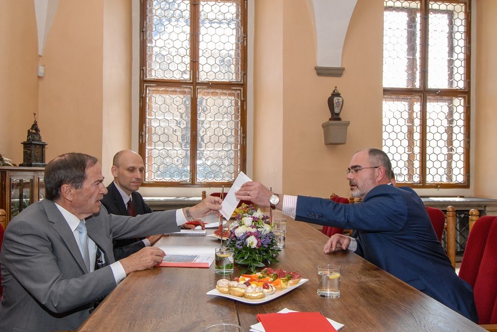 „Kanada má velký zájem na rozšíření hospodářské, obchodní a investiční spolupráce s Českou republikou. Nejen s Prahou, ale i s regiony v krajích, což je důvod mé cesty do Plzně. Jsme přesvědčeni, že je zde řada možností, jak posílit oboustranné investice a obchod,“ řekl při dnešním jednání s primátorem města Martinem Zrzaveckým a prvním náměstkem Martinem Baxou velvyslanec Kanady v České republice J. E. Otto Jelinek. Právě Plzeň je pro kanadské firmy velmi důležitá a představuje pro ně významné město se specifickými možnostmi. (foto: 17.6.2015)