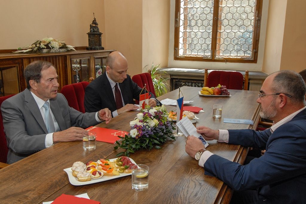„Kanada má velký zájem na rozšíření hospodářské, obchodní a investiční spolupráce s Českou republikou. Nejen s Prahou, ale i s regiony v krajích, což je důvod mé cesty do Plzně. Jsme přesvědčeni, že je zde řada možností, jak posílit oboustranné investice a obchod,“ řekl při dnešním jednání s primátorem města Martinem Zrzaveckým a prvním náměstkem Martinem Baxou velvyslanec Kanady v České republice J. E. Otto Jelinek. Právě Plzeň je pro kanadské firmy velmi důležitá a představuje pro ně významné město se specifickými možnostmi. (foto: 17.6.2015)