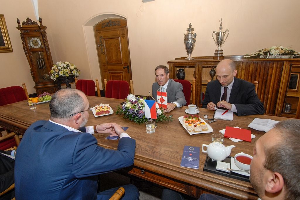 „Kanada má velký zájem na rozšíření hospodářské, obchodní a investiční spolupráce s Českou republikou. Nejen s Prahou, ale i s regiony v krajích, což je důvod mé cesty do Plzně. Jsme přesvědčeni, že je zde řada možností, jak posílit oboustranné investice a obchod,“ řekl při dnešním jednání s primátorem města Martinem Zrzaveckým a prvním náměstkem Martinem Baxou velvyslanec Kanady v České republice J. E. Otto Jelinek. Právě Plzeň je pro kanadské firmy velmi důležitá a představuje pro ně významné město se specifickými možnostmi. (foto: 17.6.2015)