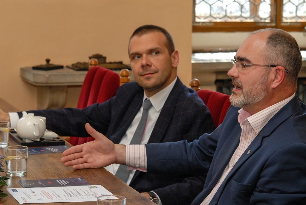 „Kanada má velký zájem na rozšíření hospodářské, obchodní a investiční spolupráce s Českou republikou. Nejen s Prahou, ale i s regiony v krajích, což je důvod mé cesty do Plzně. Jsme přesvědčeni, že je zde řada možností, jak posílit oboustranné investice a obchod,“ řekl při dnešním jednání s primátorem města Martinem Zrzaveckým a prvním náměstkem Martinem Baxou velvyslanec Kanady v České republice J. E. Otto Jelinek. Právě Plzeň je pro kanadské firmy velmi důležitá a představuje pro ně významné město se specifickými možnostmi. (foto: 17.6.2015)