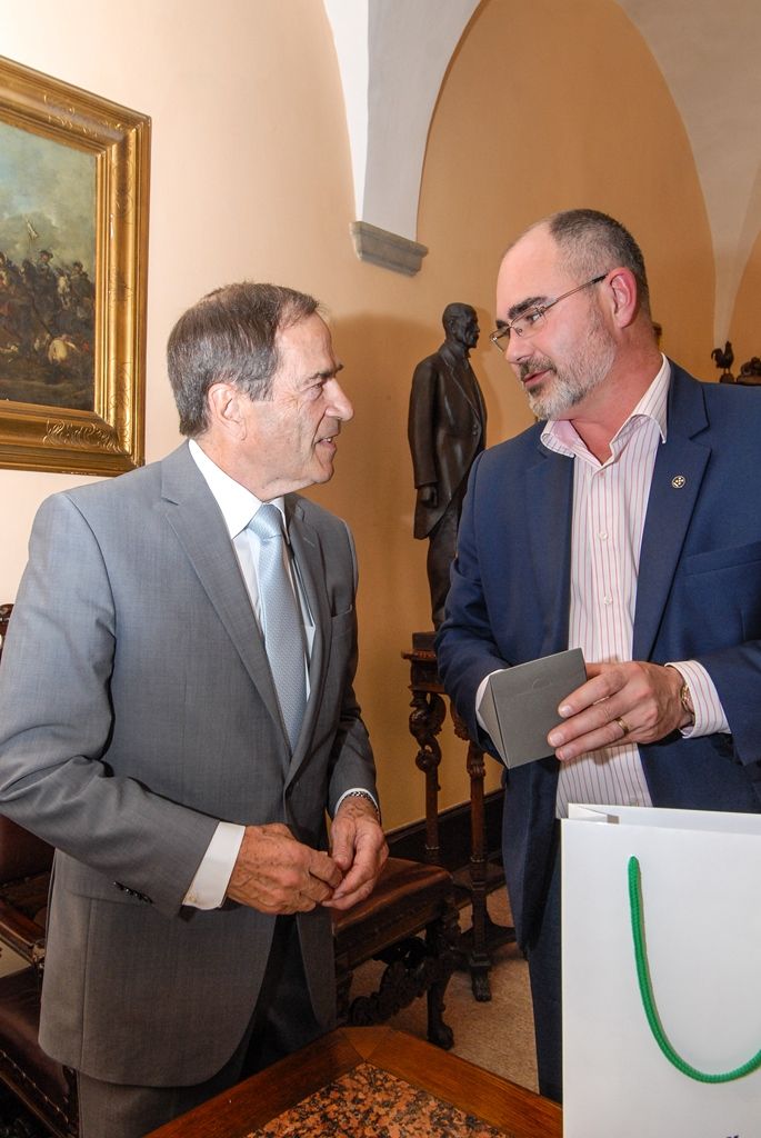 „Kanada má velký zájem na rozšíření hospodářské, obchodní a investiční spolupráce s Českou republikou. Nejen s Prahou, ale i s regiony v krajích, což je důvod mé cesty do Plzně. Jsme přesvědčeni, že je zde řada možností, jak posílit oboustranné investice a obchod,“ řekl při dnešním jednání s primátorem města Martinem Zrzaveckým a prvním náměstkem Martinem Baxou velvyslanec Kanady v České republice J. E. Otto Jelinek. Právě Plzeň je pro kanadské firmy velmi důležitá a představuje pro ně významné město se specifickými možnostmi. (foto: 17.6.2015)