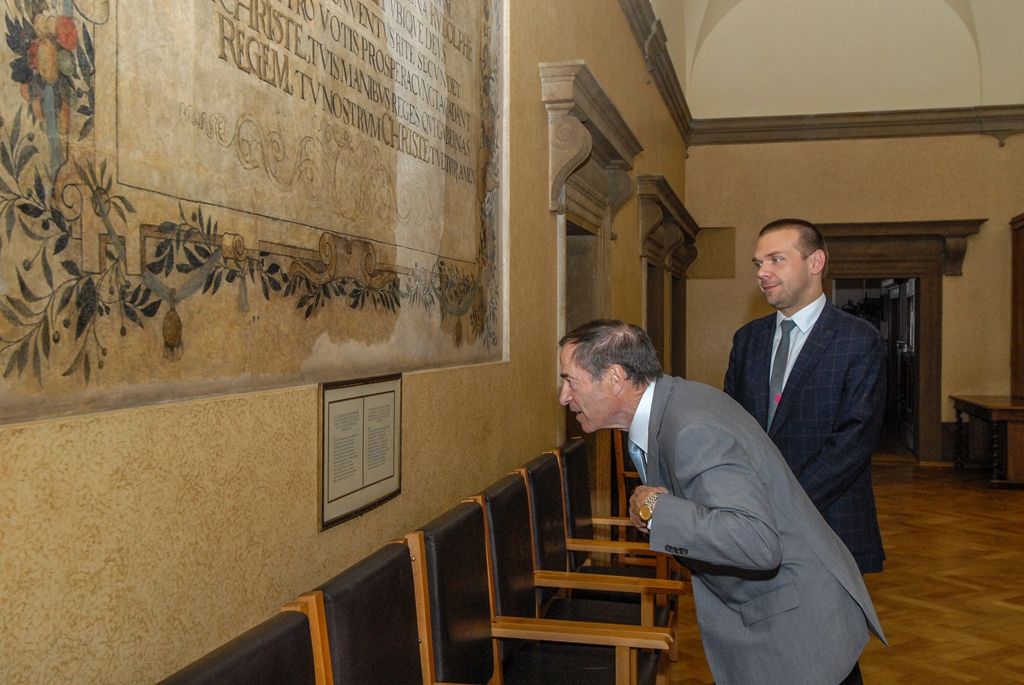 „Kanada má velký zájem na rozšíření hospodářské, obchodní a investiční spolupráce s Českou republikou. Nejen s Prahou, ale i s regiony v krajích, což je důvod mé cesty do Plzně. Jsme přesvědčeni, že je zde řada možností, jak posílit oboustranné investice a obchod,“ řekl při dnešním jednání s primátorem města Martinem Zrzaveckým a prvním náměstkem Martinem Baxou velvyslanec Kanady v České republice J. E. Otto Jelinek. Právě Plzeň je pro kanadské firmy velmi důležitá a představuje pro ně významné město se specifickými možnostmi. (foto: 17.6.2015)