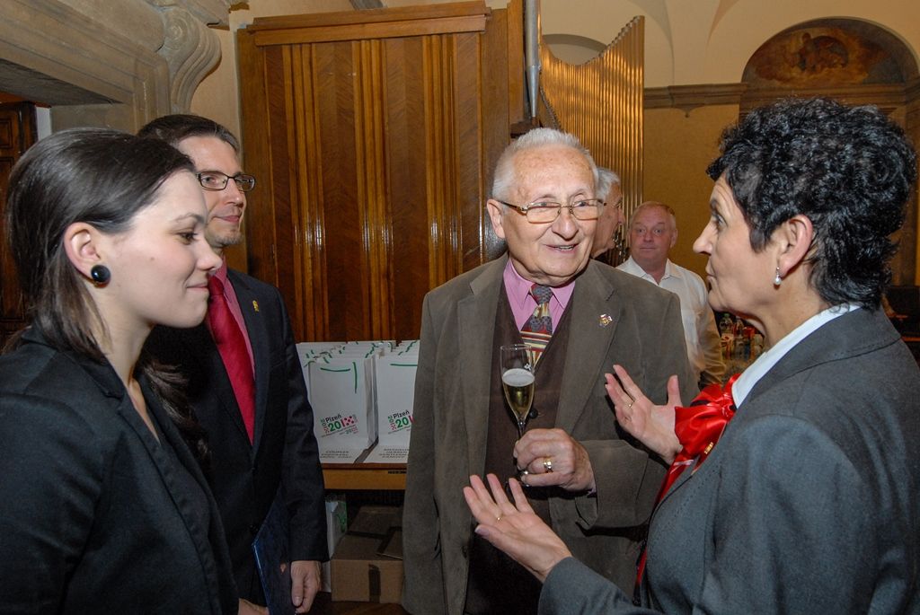 Zástupce plzeňského Rotary klubu a jejich zahraniční hosty uvítal dnes (19.6.2015) na plzeňské radnici ekonomický náměstek primátora Pavel Kotas. Přijetí se uskutečnilo u příležitosti 25. Mezinárodního setkání Rotary klubů, které se koná od 17. do 21. června v Plzni. „Jsem rád, že Vám mohu touto cestou poděkovat za Vaši charitativní činnost, kterou projevujete také na území města Plzně. Jako příklad si dovoluji uvést spolupráci se školou pro sluchově postiženou mládež, pomoc po povodních v roce 2002 nebo péči o dětský domov,“ řekl přítomným Pavel Kotas.