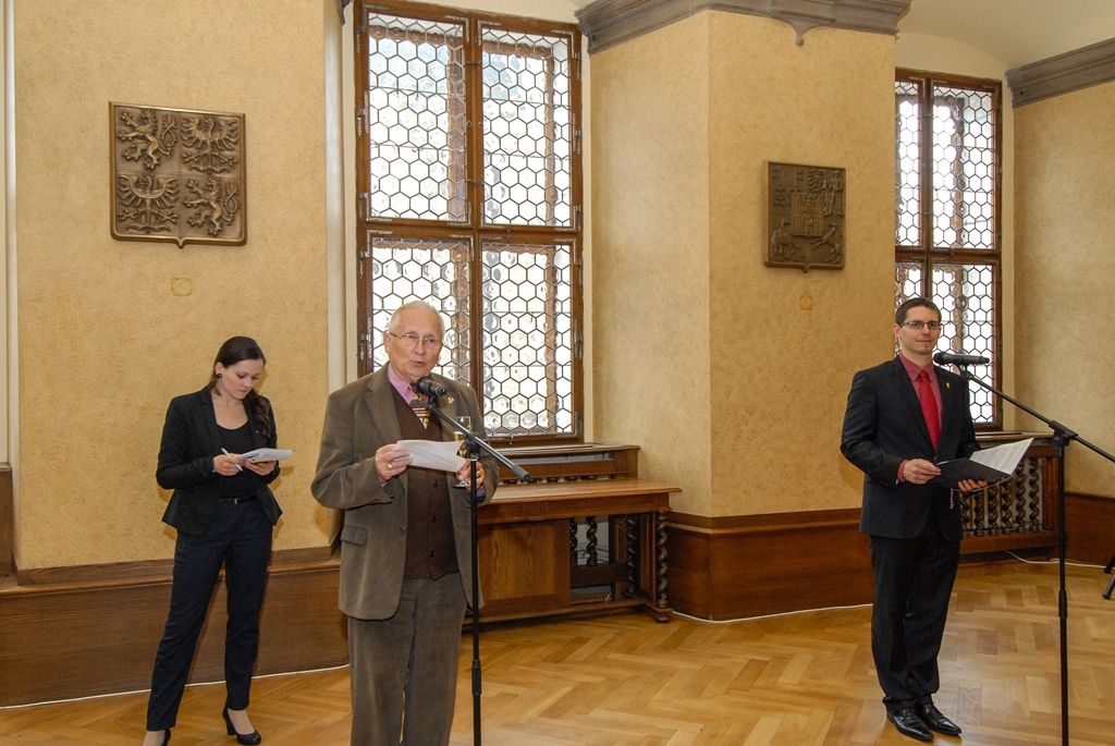Zástupce plzeňského Rotary klubu a jejich zahraniční hosty uvítal dnes (19.6.2015) na plzeňské radnici ekonomický náměstek primátora Pavel Kotas. Přijetí se uskutečnilo u příležitosti 25. Mezinárodního setkání Rotary klubů, které se koná od 17. do 21. června v Plzni. „Jsem rád, že Vám mohu touto cestou poděkovat za Vaši charitativní činnost, kterou projevujete také na území města Plzně. Jako příklad si dovoluji uvést spolupráci se školou pro sluchově postiženou mládež, pomoc po povodních v roce 2002 nebo péči o dětský domov,“ řekl přítomným Pavel Kotas.