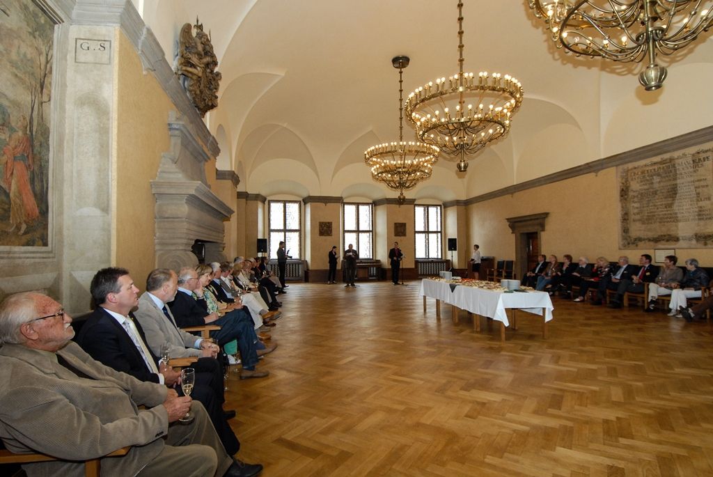 Zástupce plzeňského Rotary klubu a jejich zahraniční hosty uvítal dnes (19.6.2015) na plzeňské radnici ekonomický náměstek primátora Pavel Kotas. Přijetí se uskutečnilo u příležitosti 25. Mezinárodního setkání Rotary klubů, které se koná od 17. do 21. června v Plzni. „Jsem rád, že Vám mohu touto cestou poděkovat za Vaši charitativní činnost, kterou projevujete také na území města Plzně. Jako příklad si dovoluji uvést spolupráci se školou pro sluchově postiženou mládež, pomoc po povodních v roce 2002 nebo péči o dětský domov,“ řekl přítomným Pavel Kotas.