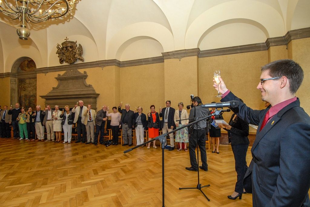 Zástupce plzeňského Rotary klubu a jejich zahraniční hosty uvítal dnes (19.6.2015) na plzeňské radnici ekonomický náměstek primátora Pavel Kotas. Přijetí se uskutečnilo u příležitosti 25. Mezinárodního setkání Rotary klubů, které se koná od 17. do 21. června v Plzni. „Jsem rád, že Vám mohu touto cestou poděkovat za Vaši charitativní činnost, kterou projevujete také na území města Plzně. Jako příklad si dovoluji uvést spolupráci se školou pro sluchově postiženou mládež, pomoc po povodních v roce 2002 nebo péči o dětský domov,“ řekl přítomným Pavel Kotas.