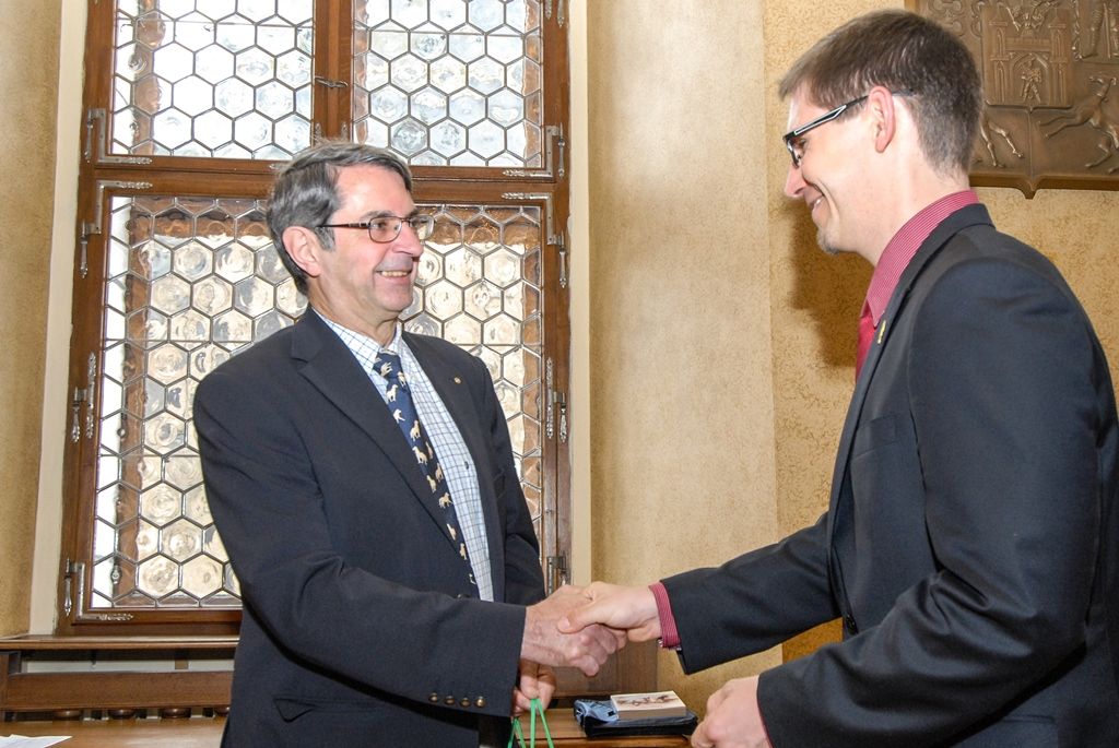 Zástupce plzeňského Rotary klubu a jejich zahraniční hosty uvítal dnes (19.6.2015) na plzeňské radnici ekonomický náměstek primátora Pavel Kotas. Přijetí se uskutečnilo u příležitosti 25. Mezinárodního setkání Rotary klubů, které se koná od 17. do 21. června v Plzni. „Jsem rád, že Vám mohu touto cestou poděkovat za Vaši charitativní činnost, kterou projevujete také na území města Plzně. Jako příklad si dovoluji uvést spolupráci se školou pro sluchově postiženou mládež, pomoc po povodních v roce 2002 nebo péči o dětský domov,“ řekl přítomným Pavel Kotas.