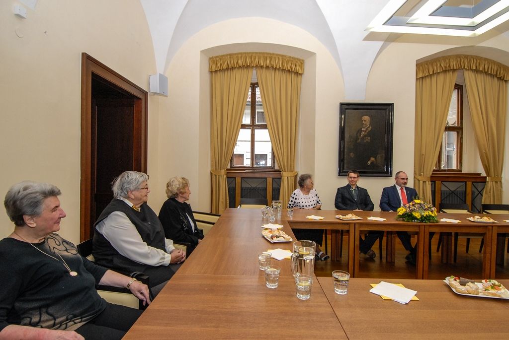 Velkou spokojenost se službou Senior Expres, kterou zavedlo před časem pro své sedmdesátileté a starší občany město Plzeň, vyjádřili dnes (23.6.2015) na radnici zástupci plzeňských seniorů při setkání s primátorem Martinem Zrzaveckým a jeho ekonomickým náměstkem Pavlem Kotasem. Stejně tak jsou podle svých slov spokojeni s rostoucím počtem nízkopodlažních vozidel v místní městské hromadné dopravě. Naopak mezi věci, které je trápí, patří v některých městských obvodech nedostatek vhodných a cenově přijatelných prostor pro pořádání větších akcí včetně členských schůzí. Zástupci seniorů se přimlouvali i za to, aby už na začátku roku znali výši podpory, kterou na svou spolkovou činnost dostanou pro daný rok z městských obvodů.