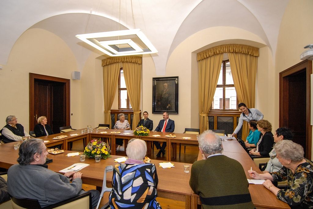 Velkou spokojenost se službou Senior Expres, kterou zavedlo před časem pro své sedmdesátileté a starší občany město Plzeň, vyjádřili dnes (23.6.2015) na radnici zástupci plzeňských seniorů při setkání s primátorem Martinem Zrzaveckým a jeho ekonomickým náměstkem Pavlem Kotasem. Stejně tak jsou podle svých slov spokojeni s rostoucím počtem nízkopodlažních vozidel v místní městské hromadné dopravě. Naopak mezi věci, které je trápí, patří v některých městských obvodech nedostatek vhodných a cenově přijatelných prostor pro pořádání větších akcí včetně členských schůzí. Zástupci seniorů se přimlouvali i za to, aby už na začátku roku znali výši podpory, kterou na svou spolkovou činnost dostanou pro daný rok z městských obvodů.