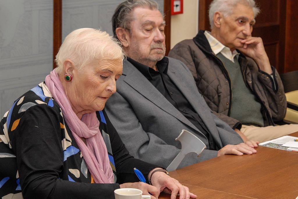 Velkou spokojenost se službou Senior Expres, kterou zavedlo před časem pro své sedmdesátileté a starší občany město Plzeň, vyjádřili dnes (23.6.2015) na radnici zástupci plzeňských seniorů při setkání s primátorem Martinem Zrzaveckým a jeho ekonomickým náměstkem Pavlem Kotasem. Stejně tak jsou podle svých slov spokojeni s rostoucím počtem nízkopodlažních vozidel v místní městské hromadné dopravě. Naopak mezi věci, které je trápí, patří v některých městských obvodech nedostatek vhodných a cenově přijatelných prostor pro pořádání větších akcí včetně členských schůzí. Zástupci seniorů se přimlouvali i za to, aby už na začátku roku znali výši podpory, kterou na svou spolkovou činnost dostanou pro daný rok z městských obvodů.