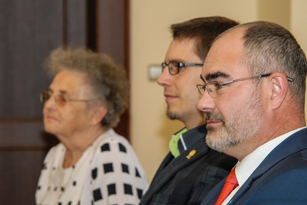 Velkou spokojenost se službou Senior Expres, kterou zavedlo před časem pro své sedmdesátileté a starší občany město Plzeň, vyjádřili dnes (23.6.2015) na radnici zástupci plzeňských seniorů při setkání s primátorem Martinem Zrzaveckým a jeho ekonomickým náměstkem Pavlem Kotasem. Stejně tak jsou podle svých slov spokojeni s rostoucím počtem nízkopodlažních vozidel v místní městské hromadné dopravě. Naopak mezi věci, které je trápí, patří v některých městských obvodech nedostatek vhodných a cenově přijatelných prostor pro pořádání větších akcí včetně členských schůzí. Zástupci seniorů se přimlouvali i za to, aby už na začátku roku znali výši podpory, kterou na svou spolkovou činnost dostanou pro daný rok z městských obvodů.