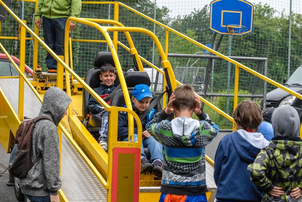 Zažít na vlastní kůži náraz vozu jedoucího rychlostí 30 kilometrů v hodině, vyzkoušet si umělou masáž srdce i záchranu tonoucího, zorientovat se v zakouřeném prostoru, použít ruční hasicí přístroj i další věci si dnes v Plzni mohly vyzkoušet stovky dětí. Magistrátní odbory bezpečnosti a prevence kriminality a krizového řízení totiž pro školy i veřejnost připravily Plzeňský den s integrovaným záchranným systémem. Zájemci jej tak prožili v blízkosti profesionálů, detailněji poznali práci policistů, strážníků, hasičů, záchranářů, horské služby, červeného kříže i dalších subjektů. (foto: 24.6.2015, MMP / SITmP)