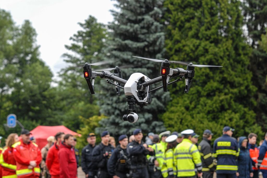 Zažít na vlastní kůži náraz vozu jedoucího rychlostí 30 kilometrů v hodině, vyzkoušet si umělou masáž srdce i záchranu tonoucího, zorientovat se v zakouřeném prostoru, použít ruční hasicí přístroj i další věci si dnes v Plzni mohly vyzkoušet stovky dětí. Magistrátní odbory bezpečnosti a prevence kriminality a krizového řízení totiž pro školy i veřejnost připravily Plzeňský den s integrovaným záchranným systémem. Zájemci jej tak prožili v blízkosti profesionálů, detailněji poznali práci policistů, strážníků, hasičů, záchranářů, horské služby, červeného kříže i dalších subjektů. (foto: 24.6.2015, MMP / SITmP)