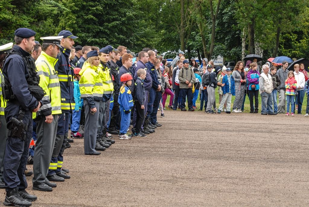 Zažít na vlastní kůži náraz vozu jedoucího rychlostí 30 kilometrů v hodině, vyzkoušet si umělou masáž srdce i záchranu tonoucího, zorientovat se v zakouřeném prostoru, použít ruční hasicí přístroj i další věci si dnes v Plzni mohly vyzkoušet stovky dětí. Magistrátní odbory bezpečnosti a prevence kriminality a krizového řízení totiž pro školy i veřejnost připravily Plzeňský den s integrovaným záchranným systémem. Zájemci jej tak prožili v blízkosti profesionálů, detailněji poznali práci policistů, strážníků, hasičů, záchranářů, horské služby, červeného kříže i dalších subjektů. (foto: 24.6.2015, MMP / SITmP)