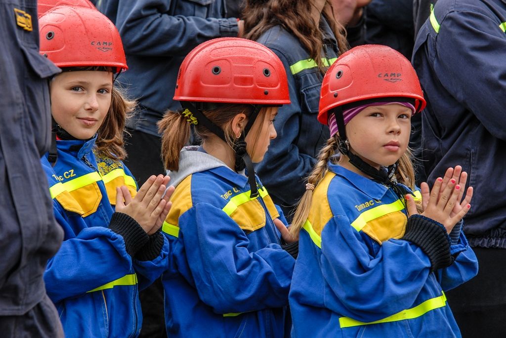Zažít na vlastní kůži náraz vozu jedoucího rychlostí 30 kilometrů v hodině, vyzkoušet si umělou masáž srdce i záchranu tonoucího, zorientovat se v zakouřeném prostoru, použít ruční hasicí přístroj i další věci si dnes v Plzni mohly vyzkoušet stovky dětí. Magistrátní odbory bezpečnosti a prevence kriminality a krizového řízení totiž pro školy i veřejnost připravily Plzeňský den s integrovaným záchranným systémem. Zájemci jej tak prožili v blízkosti profesionálů, detailněji poznali práci policistů, strážníků, hasičů, záchranářů, horské služby, červeného kříže i dalších subjektů. (foto: 24.6.2015, MMP / SITmP)