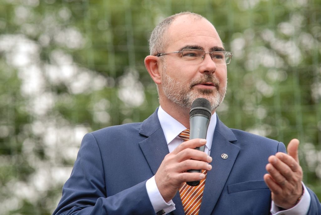 Zažít na vlastní kůži náraz vozu jedoucího rychlostí 30 kilometrů v hodině, vyzkoušet si umělou masáž srdce i záchranu tonoucího, zorientovat se v zakouřeném prostoru, použít ruční hasicí přístroj i další věci si dnes v Plzni mohly vyzkoušet stovky dětí. Magistrátní odbory bezpečnosti a prevence kriminality a krizového řízení totiž pro školy i veřejnost připravily Plzeňský den s integrovaným záchranným systémem. Zájemci jej tak prožili v blízkosti profesionálů, detailněji poznali práci policistů, strážníků, hasičů, záchranářů, horské služby, červeného kříže i dalších subjektů. (foto: 24.6.2015, MMP / SITmP)
