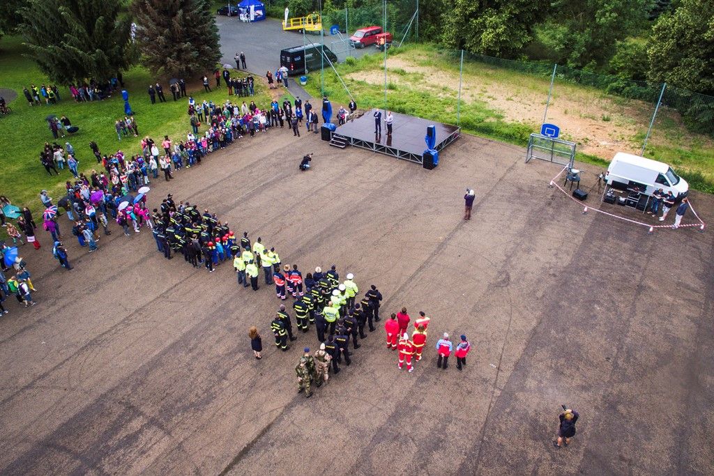 Zažít na vlastní kůži náraz vozu jedoucího rychlostí 30 kilometrů v hodině, vyzkoušet si umělou masáž srdce i záchranu tonoucího, zorientovat se v zakouřeném prostoru, použít ruční hasicí přístroj i další věci si dnes v Plzni mohly vyzkoušet stovky dětí. Magistrátní odbory bezpečnosti a prevence kriminality a krizového řízení totiž pro školy i veřejnost připravily Plzeňský den s integrovaným záchranným systémem. Zájemci jej tak prožili v blízkosti profesionálů, detailněji poznali práci policistů, strážníků, hasičů, záchranářů, horské služby, červeného kříže i dalších subjektů. (foto: 24.6.2015, MMP / SITmP)