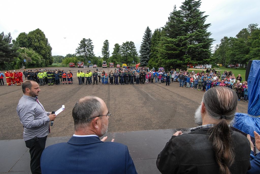 Zažít na vlastní kůži náraz vozu jedoucího rychlostí 30 kilometrů v hodině, vyzkoušet si umělou masáž srdce i záchranu tonoucího, zorientovat se v zakouřeném prostoru, použít ruční hasicí přístroj i další věci si dnes v Plzni mohly vyzkoušet stovky dětí. Magistrátní odbory bezpečnosti a prevence kriminality a krizového řízení totiž pro školy i veřejnost připravily Plzeňský den s integrovaným záchranným systémem. Zájemci jej tak prožili v blízkosti profesionálů, detailněji poznali práci policistů, strážníků, hasičů, záchranářů, horské služby, červeného kříže i dalších subjektů. (foto: 24.6.2015, MMP / SITmP)