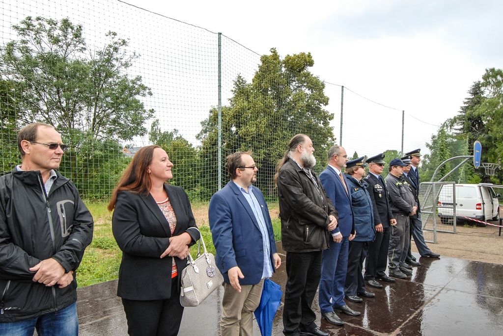 Zažít na vlastní kůži náraz vozu jedoucího rychlostí 30 kilometrů v hodině, vyzkoušet si umělou masáž srdce i záchranu tonoucího, zorientovat se v zakouřeném prostoru, použít ruční hasicí přístroj i další věci si dnes v Plzni mohly vyzkoušet stovky dětí. Magistrátní odbory bezpečnosti a prevence kriminality a krizového řízení totiž pro školy i veřejnost připravily Plzeňský den s integrovaným záchranným systémem. Zájemci jej tak prožili v blízkosti profesionálů, detailněji poznali práci policistů, strážníků, hasičů, záchranářů, horské služby, červeného kříže i dalších subjektů. (foto: 24.6.2015, MMP / SITmP)