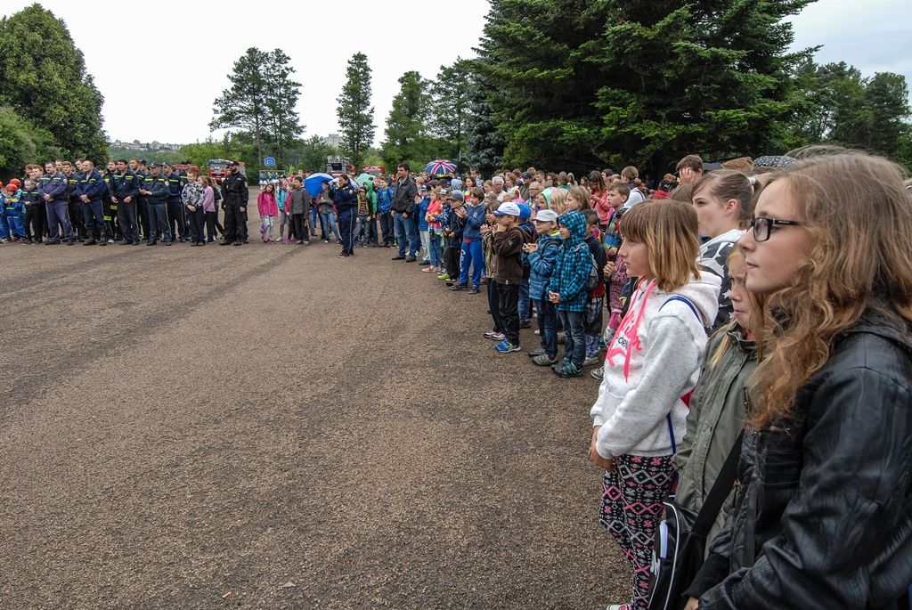 Zažít na vlastní kůži náraz vozu jedoucího rychlostí 30 kilometrů v hodině, vyzkoušet si umělou masáž srdce i záchranu tonoucího, zorientovat se v zakouřeném prostoru, použít ruční hasicí přístroj i další věci si dnes v Plzni mohly vyzkoušet stovky dětí. Magistrátní odbory bezpečnosti a prevence kriminality a krizového řízení totiž pro školy i veřejnost připravily Plzeňský den s integrovaným záchranným systémem. Zájemci jej tak prožili v blízkosti profesionálů, detailněji poznali práci policistů, strážníků, hasičů, záchranářů, horské služby, červeného kříže i dalších subjektů. (foto: 24.6.2015, MMP / SITmP)