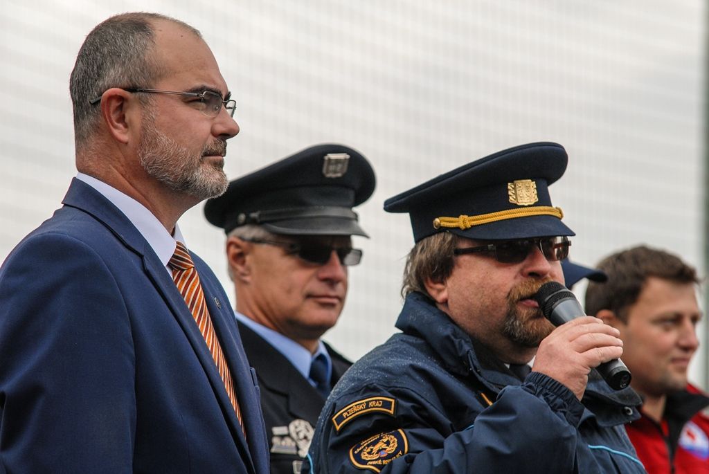 Zažít na vlastní kůži náraz vozu jedoucího rychlostí 30 kilometrů v hodině, vyzkoušet si umělou masáž srdce i záchranu tonoucího, zorientovat se v zakouřeném prostoru, použít ruční hasicí přístroj i další věci si dnes v Plzni mohly vyzkoušet stovky dětí. Magistrátní odbory bezpečnosti a prevence kriminality a krizového řízení totiž pro školy i veřejnost připravily Plzeňský den s integrovaným záchranným systémem. Zájemci jej tak prožili v blízkosti profesionálů, detailněji poznali práci policistů, strážníků, hasičů, záchranářů, horské služby, červeného kříže i dalších subjektů. (foto: 24.6.2015, MMP / SITmP)