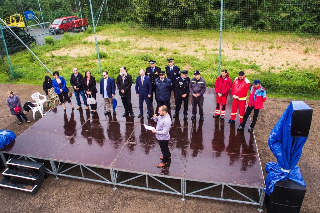 Zažít na vlastní kůži náraz vozu jedoucího rychlostí 30 kilometrů v hodině, vyzkoušet si umělou masáž srdce i záchranu tonoucího, zorientovat se v zakouřeném prostoru, použít ruční hasicí přístroj i další věci si dnes v Plzni mohly vyzkoušet stovky dětí. Magistrátní odbory bezpečnosti a prevence kriminality a krizového řízení totiž pro školy i veřejnost připravily Plzeňský den s integrovaným záchranným systémem. Zájemci jej tak prožili v blízkosti profesionálů, detailněji poznali práci policistů, strážníků, hasičů, záchranářů, horské služby, červeného kříže i dalších subjektů. (foto: 24.6.2015, MMP / SITmP)