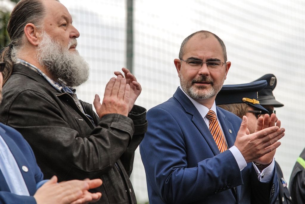 Zažít na vlastní kůži náraz vozu jedoucího rychlostí 30 kilometrů v hodině, vyzkoušet si umělou masáž srdce i záchranu tonoucího, zorientovat se v zakouřeném prostoru, použít ruční hasicí přístroj i další věci si dnes v Plzni mohly vyzkoušet stovky dětí. Magistrátní odbory bezpečnosti a prevence kriminality a krizového řízení totiž pro školy i veřejnost připravily Plzeňský den s integrovaným záchranným systémem. Zájemci jej tak prožili v blízkosti profesionálů, detailněji poznali práci policistů, strážníků, hasičů, záchranářů, horské služby, červeného kříže i dalších subjektů. (foto: 24.6.2015, MMP / SITmP)