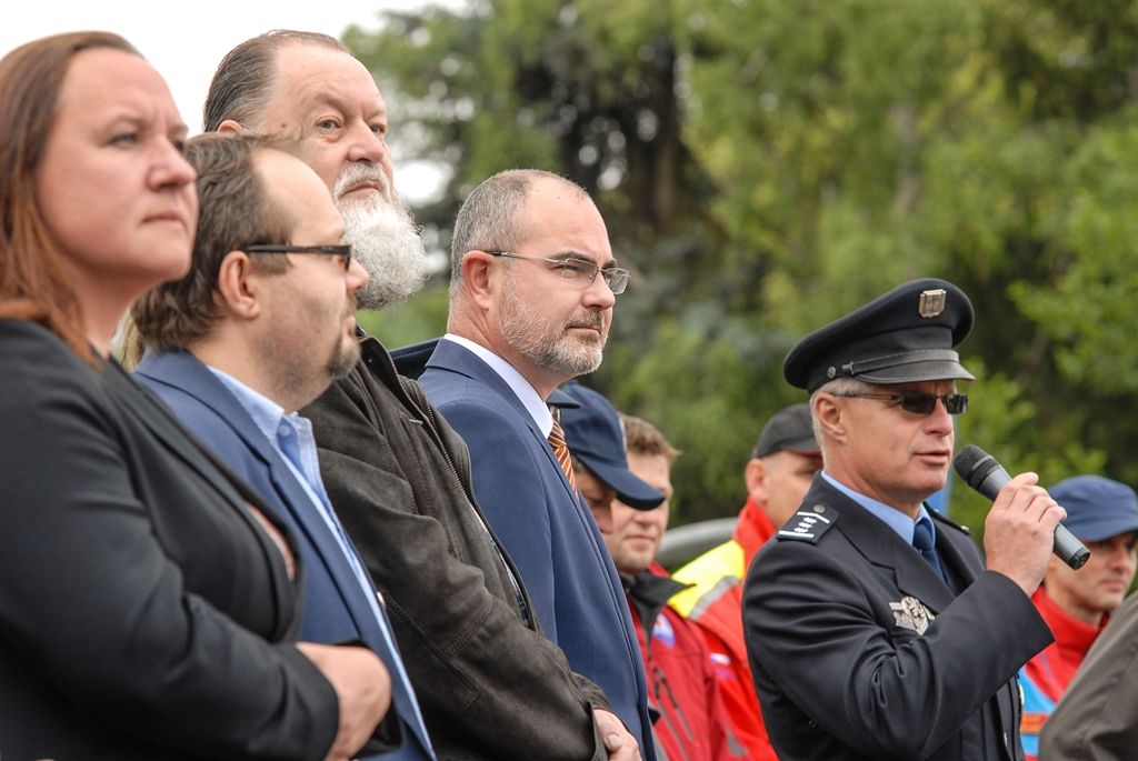 Zažít na vlastní kůži náraz vozu jedoucího rychlostí 30 kilometrů v hodině, vyzkoušet si umělou masáž srdce i záchranu tonoucího, zorientovat se v zakouřeném prostoru, použít ruční hasicí přístroj i další věci si dnes v Plzni mohly vyzkoušet stovky dětí. Magistrátní odbory bezpečnosti a prevence kriminality a krizového řízení totiž pro školy i veřejnost připravily Plzeňský den s integrovaným záchranným systémem. Zájemci jej tak prožili v blízkosti profesionálů, detailněji poznali práci policistů, strážníků, hasičů, záchranářů, horské služby, červeného kříže i dalších subjektů. (foto: 24.6.2015, MMP / SITmP)