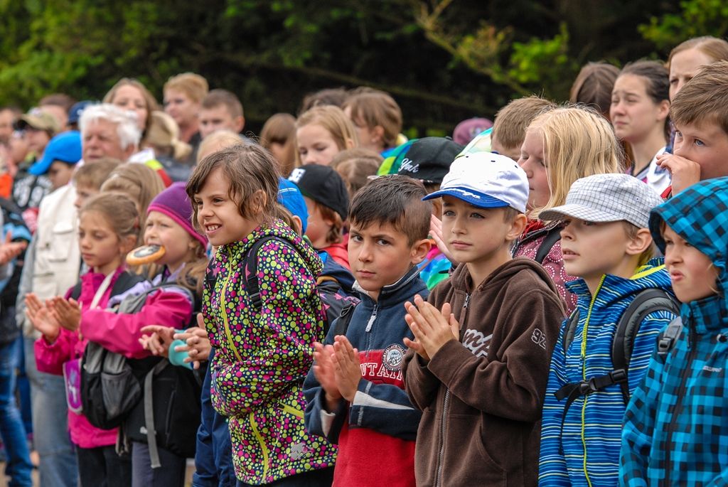 Zažít na vlastní kůži náraz vozu jedoucího rychlostí 30 kilometrů v hodině, vyzkoušet si umělou masáž srdce i záchranu tonoucího, zorientovat se v zakouřeném prostoru, použít ruční hasicí přístroj i další věci si dnes v Plzni mohly vyzkoušet stovky dětí. Magistrátní odbory bezpečnosti a prevence kriminality a krizového řízení totiž pro školy i veřejnost připravily Plzeňský den s integrovaným záchranným systémem. Zájemci jej tak prožili v blízkosti profesionálů, detailněji poznali práci policistů, strážníků, hasičů, záchranářů, horské služby, červeného kříže i dalších subjektů. (foto: 24.6.2015, MMP / SITmP)