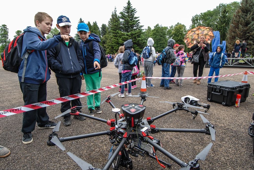 Zažít na vlastní kůži náraz vozu jedoucího rychlostí 30 kilometrů v hodině, vyzkoušet si umělou masáž srdce i záchranu tonoucího, zorientovat se v zakouřeném prostoru, použít ruční hasicí přístroj i další věci si dnes v Plzni mohly vyzkoušet stovky dětí. Magistrátní odbory bezpečnosti a prevence kriminality a krizového řízení totiž pro školy i veřejnost připravily Plzeňský den s integrovaným záchranným systémem. Zájemci jej tak prožili v blízkosti profesionálů, detailněji poznali práci policistů, strážníků, hasičů, záchranářů, horské služby, červeného kříže i dalších subjektů. (foto: 24.6.2015, MMP / SITmP)