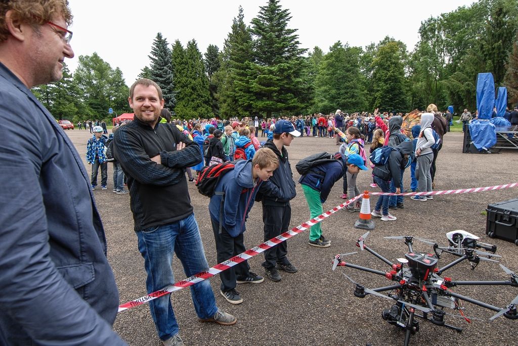 Zažít na vlastní kůži náraz vozu jedoucího rychlostí 30 kilometrů v hodině, vyzkoušet si umělou masáž srdce i záchranu tonoucího, zorientovat se v zakouřeném prostoru, použít ruční hasicí přístroj i další věci si dnes v Plzni mohly vyzkoušet stovky dětí. Magistrátní odbory bezpečnosti a prevence kriminality a krizového řízení totiž pro školy i veřejnost připravily Plzeňský den s integrovaným záchranným systémem. Zájemci jej tak prožili v blízkosti profesionálů, detailněji poznali práci policistů, strážníků, hasičů, záchranářů, horské služby, červeného kříže i dalších subjektů. (foto: 24.6.2015, MMP / SITmP)