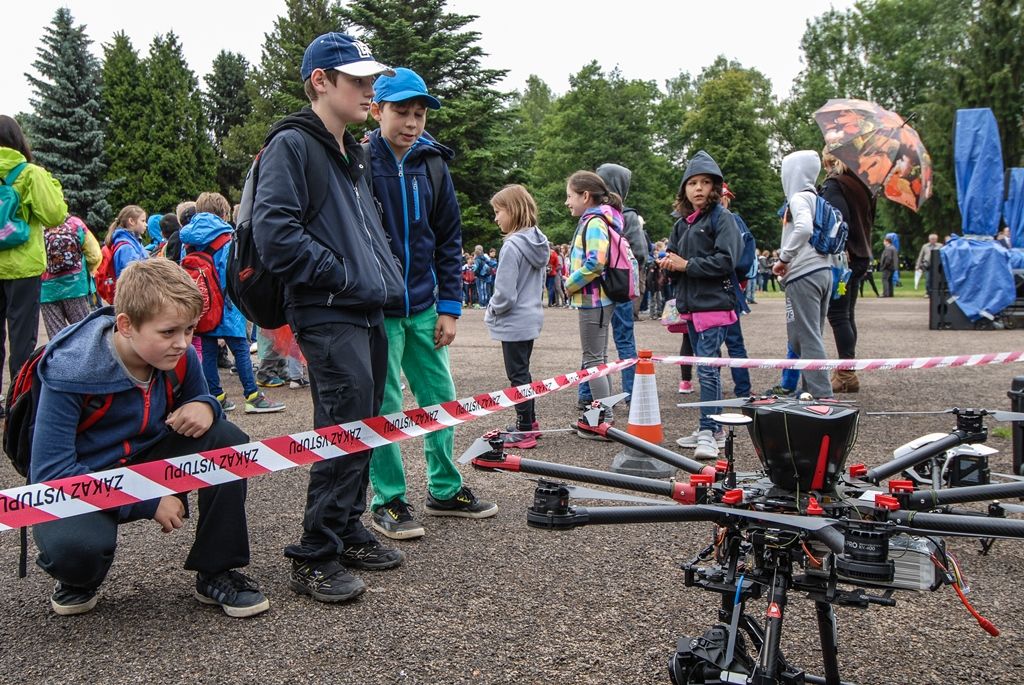 Zažít na vlastní kůži náraz vozu jedoucího rychlostí 30 kilometrů v hodině, vyzkoušet si umělou masáž srdce i záchranu tonoucího, zorientovat se v zakouřeném prostoru, použít ruční hasicí přístroj i další věci si dnes v Plzni mohly vyzkoušet stovky dětí. Magistrátní odbory bezpečnosti a prevence kriminality a krizového řízení totiž pro školy i veřejnost připravily Plzeňský den s integrovaným záchranným systémem. Zájemci jej tak prožili v blízkosti profesionálů, detailněji poznali práci policistů, strážníků, hasičů, záchranářů, horské služby, červeného kříže i dalších subjektů. (foto: 24.6.2015, MMP / SITmP)
