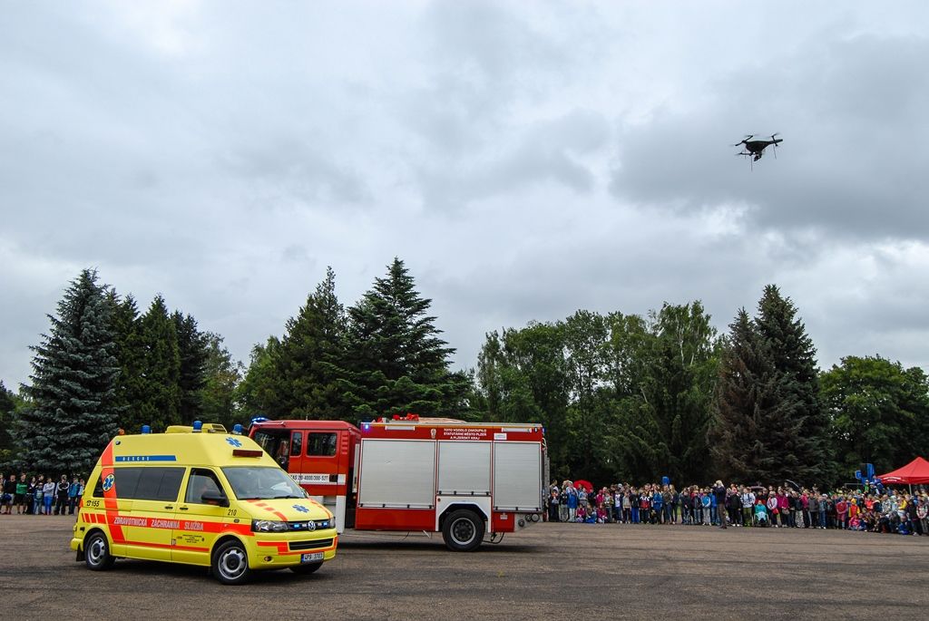 Zažít na vlastní kůži náraz vozu jedoucího rychlostí 30 kilometrů v hodině, vyzkoušet si umělou masáž srdce i záchranu tonoucího, zorientovat se v zakouřeném prostoru, použít ruční hasicí přístroj i další věci si dnes v Plzni mohly vyzkoušet stovky dětí. Magistrátní odbory bezpečnosti a prevence kriminality a krizového řízení totiž pro školy i veřejnost připravily Plzeňský den s integrovaným záchranným systémem. Zájemci jej tak prožili v blízkosti profesionálů, detailněji poznali práci policistů, strážníků, hasičů, záchranářů, horské služby, červeného kříže i dalších subjektů. (foto: 24.6.2015, MMP / SITmP)