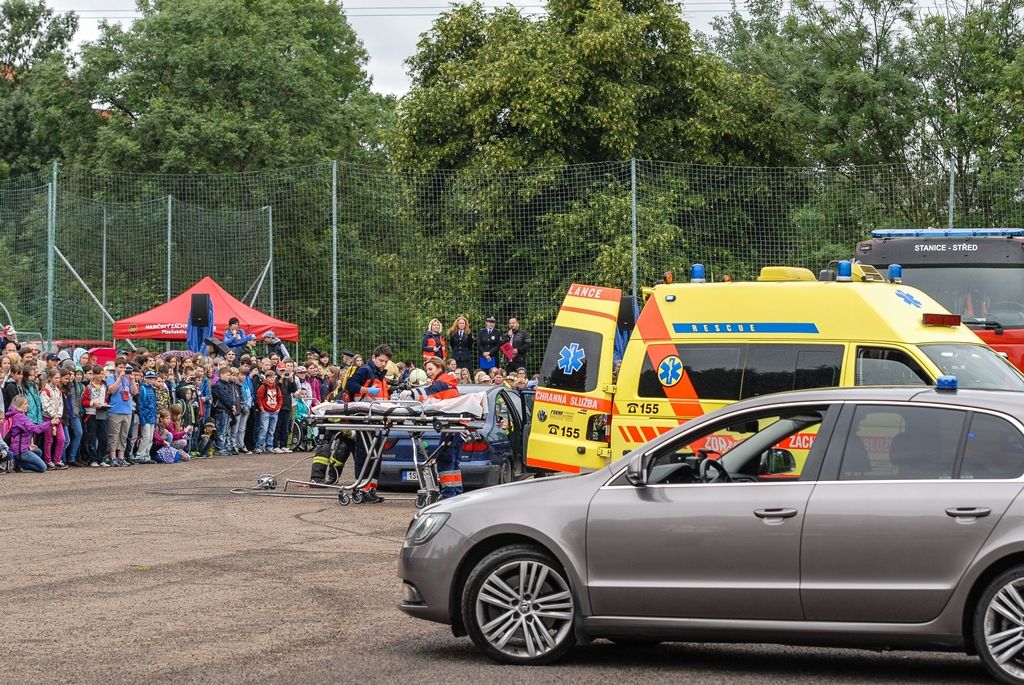 Zažít na vlastní kůži náraz vozu jedoucího rychlostí 30 kilometrů v hodině, vyzkoušet si umělou masáž srdce i záchranu tonoucího, zorientovat se v zakouřeném prostoru, použít ruční hasicí přístroj i další věci si dnes v Plzni mohly vyzkoušet stovky dětí. Magistrátní odbory bezpečnosti a prevence kriminality a krizového řízení totiž pro školy i veřejnost připravily Plzeňský den s integrovaným záchranným systémem. Zájemci jej tak prožili v blízkosti profesionálů, detailněji poznali práci policistů, strážníků, hasičů, záchranářů, horské služby, červeného kříže i dalších subjektů. (foto: 24.6.2015, MMP / SITmP)
