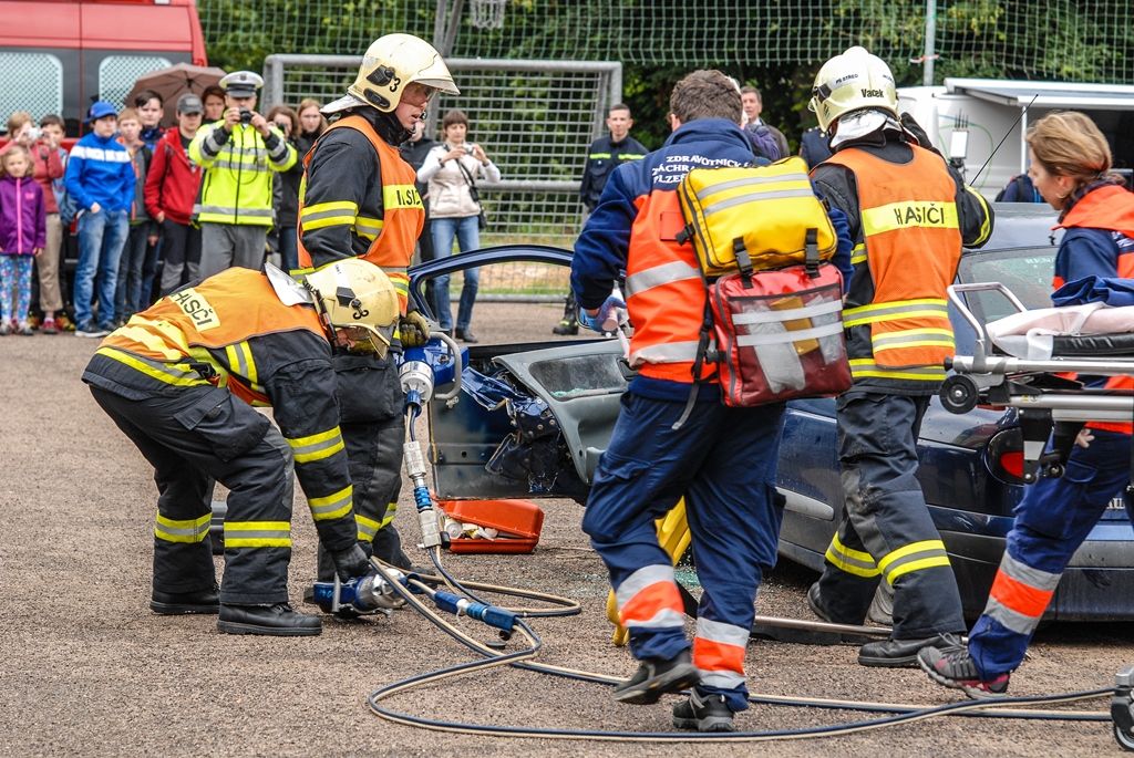 Zažít na vlastní kůži náraz vozu jedoucího rychlostí 30 kilometrů v hodině, vyzkoušet si umělou masáž srdce i záchranu tonoucího, zorientovat se v zakouřeném prostoru, použít ruční hasicí přístroj i další věci si dnes v Plzni mohly vyzkoušet stovky dětí. Magistrátní odbory bezpečnosti a prevence kriminality a krizového řízení totiž pro školy i veřejnost připravily Plzeňský den s integrovaným záchranným systémem. Zájemci jej tak prožili v blízkosti profesionálů, detailněji poznali práci policistů, strážníků, hasičů, záchranářů, horské služby, červeného kříže i dalších subjektů. (foto: 24.6.2015, MMP / SITmP)