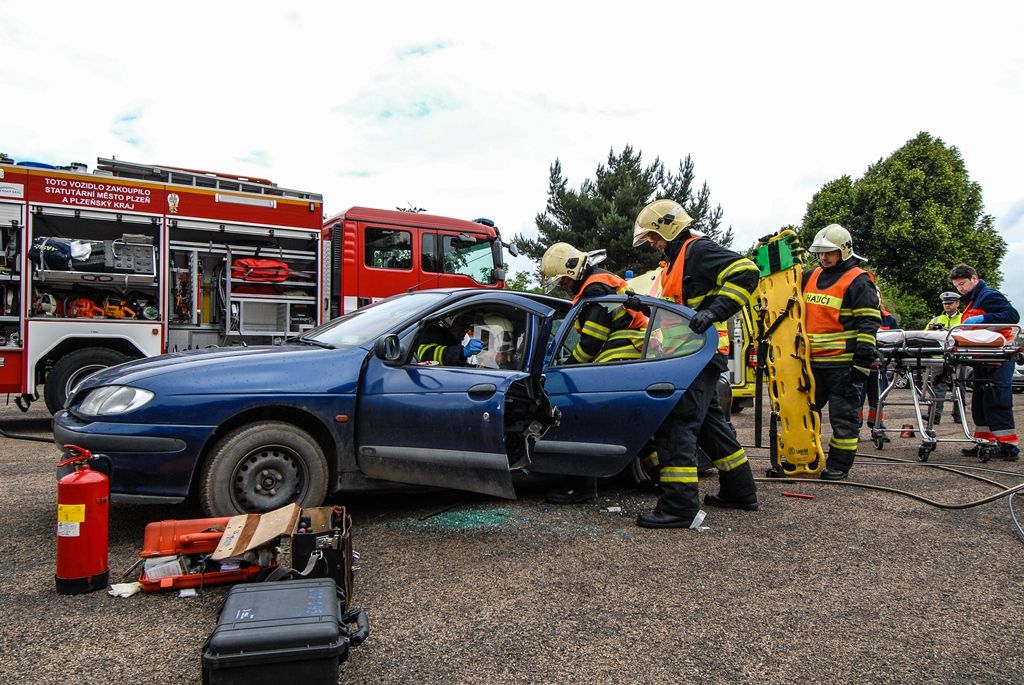 Zažít na vlastní kůži náraz vozu jedoucího rychlostí 30 kilometrů v hodině, vyzkoušet si umělou masáž srdce i záchranu tonoucího, zorientovat se v zakouřeném prostoru, použít ruční hasicí přístroj i další věci si dnes v Plzni mohly vyzkoušet stovky dětí. Magistrátní odbory bezpečnosti a prevence kriminality a krizového řízení totiž pro školy i veřejnost připravily Plzeňský den s integrovaným záchranným systémem. Zájemci jej tak prožili v blízkosti profesionálů, detailněji poznali práci policistů, strážníků, hasičů, záchranářů, horské služby, červeného kříže i dalších subjektů. (foto: 24.6.2015, MMP / SITmP)