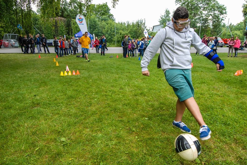 Zažít na vlastní kůži náraz vozu jedoucího rychlostí 30 kilometrů v hodině, vyzkoušet si umělou masáž srdce i záchranu tonoucího, zorientovat se v zakouřeném prostoru, použít ruční hasicí přístroj i další věci si dnes v Plzni mohly vyzkoušet stovky dětí. Magistrátní odbory bezpečnosti a prevence kriminality a krizového řízení totiž pro školy i veřejnost připravily Plzeňský den s integrovaným záchranným systémem. Zájemci jej tak prožili v blízkosti profesionálů, detailněji poznali práci policistů, strážníků, hasičů, záchranářů, horské služby, červeného kříže i dalších subjektů. (foto: 24.6.2015, MMP / SITmP)