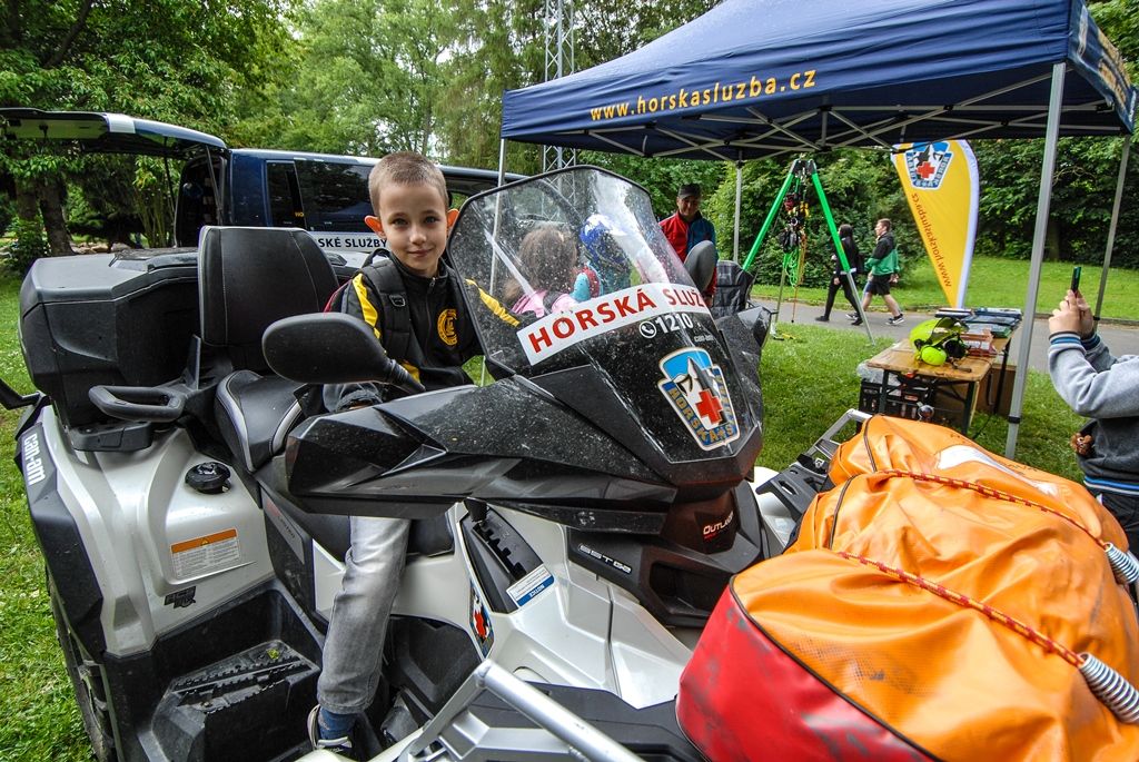 Zažít na vlastní kůži náraz vozu jedoucího rychlostí 30 kilometrů v hodině, vyzkoušet si umělou masáž srdce i záchranu tonoucího, zorientovat se v zakouřeném prostoru, použít ruční hasicí přístroj i další věci si dnes v Plzni mohly vyzkoušet stovky dětí. Magistrátní odbory bezpečnosti a prevence kriminality a krizového řízení totiž pro školy i veřejnost připravily Plzeňský den s integrovaným záchranným systémem. Zájemci jej tak prožili v blízkosti profesionálů, detailněji poznali práci policistů, strážníků, hasičů, záchranářů, horské služby, červeného kříže i dalších subjektů. (foto: 24.6.2015, MMP / SITmP)