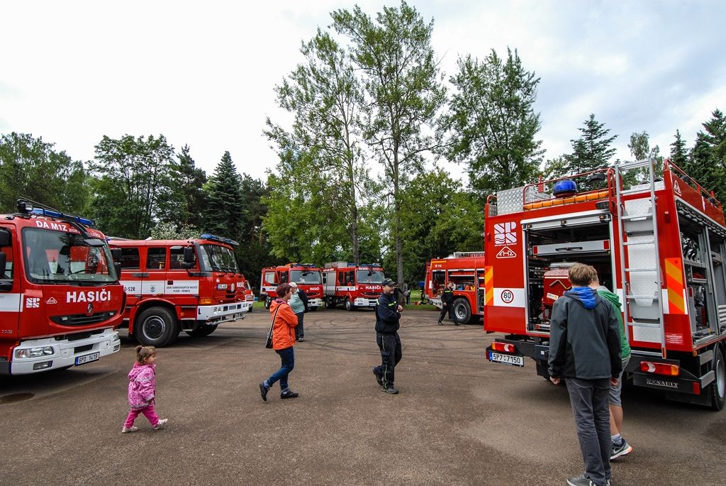 Zažít na vlastní kůži náraz vozu jedoucího rychlostí 30 kilometrů v hodině, vyzkoušet si umělou masáž srdce i záchranu tonoucího, zorientovat se v zakouřeném prostoru, použít ruční hasicí přístroj i další věci si dnes v Plzni mohly vyzkoušet stovky dětí. Magistrátní odbory bezpečnosti a prevence kriminality a krizového řízení totiž pro školy i veřejnost připravily Plzeňský den s integrovaným záchranným systémem. Zájemci jej tak prožili v blízkosti profesionálů, detailněji poznali práci policistů, strážníků, hasičů, záchranářů, horské služby, červeného kříže i dalších subjektů. (foto: 24.6.2015, MMP / SITmP)