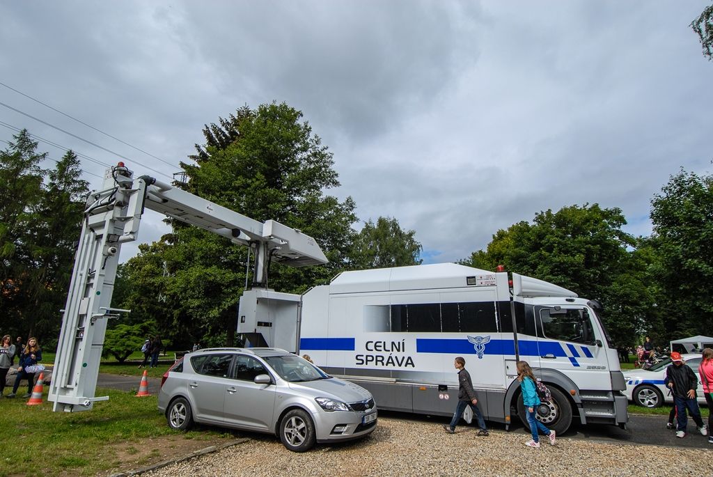 Zažít na vlastní kůži náraz vozu jedoucího rychlostí 30 kilometrů v hodině, vyzkoušet si umělou masáž srdce i záchranu tonoucího, zorientovat se v zakouřeném prostoru, použít ruční hasicí přístroj i další věci si dnes v Plzni mohly vyzkoušet stovky dětí. Magistrátní odbory bezpečnosti a prevence kriminality a krizového řízení totiž pro školy i veřejnost připravily Plzeňský den s integrovaným záchranným systémem. Zájemci jej tak prožili v blízkosti profesionálů, detailněji poznali práci policistů, strážníků, hasičů, záchranářů, horské služby, červeného kříže i dalších subjektů. (foto: 24.6.2015, MMP / SITmP)