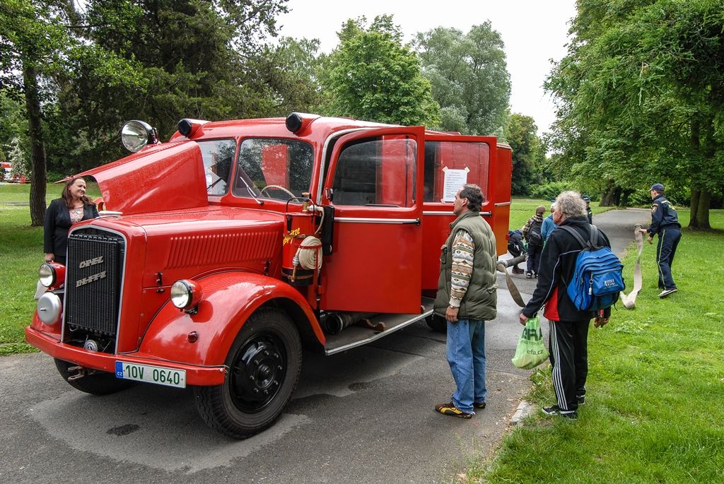 Zažít na vlastní kůži náraz vozu jedoucího rychlostí 30 kilometrů v hodině, vyzkoušet si umělou masáž srdce i záchranu tonoucího, zorientovat se v zakouřeném prostoru, použít ruční hasicí přístroj i další věci si dnes v Plzni mohly vyzkoušet stovky dětí. Magistrátní odbory bezpečnosti a prevence kriminality a krizového řízení totiž pro školy i veřejnost připravily Plzeňský den s integrovaným záchranným systémem. Zájemci jej tak prožili v blízkosti profesionálů, detailněji poznali práci policistů, strážníků, hasičů, záchranářů, horské služby, červeného kříže i dalších subjektů. (foto: 24.6.2015, MMP / SITmP)