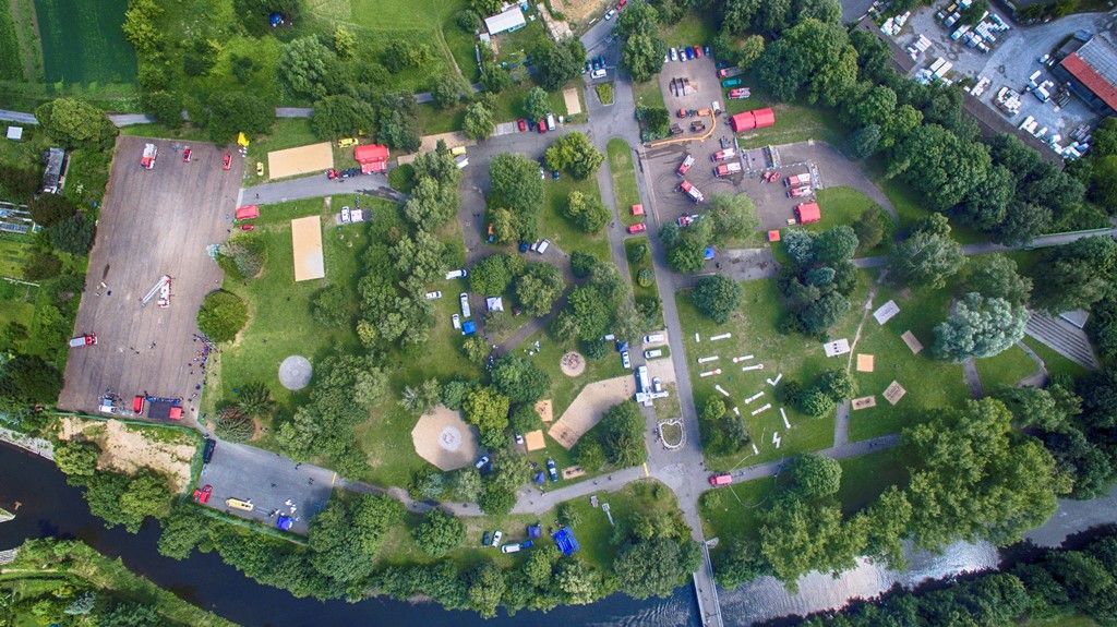 Zažít na vlastní kůži náraz vozu jedoucího rychlostí 30 kilometrů v hodině, vyzkoušet si umělou masáž srdce i záchranu tonoucího, zorientovat se v zakouřeném prostoru, použít ruční hasicí přístroj i další věci si dnes v Plzni mohly vyzkoušet stovky dětí. Magistrátní odbory bezpečnosti a prevence kriminality a krizového řízení totiž pro školy i veřejnost připravily Plzeňský den s integrovaným záchranným systémem. Zájemci jej tak prožili v blízkosti profesionálů, detailněji poznali práci policistů, strážníků, hasičů, záchranářů, horské služby, červeného kříže i dalších subjektů. (foto: 24.6.2015, MMP / SITmP)