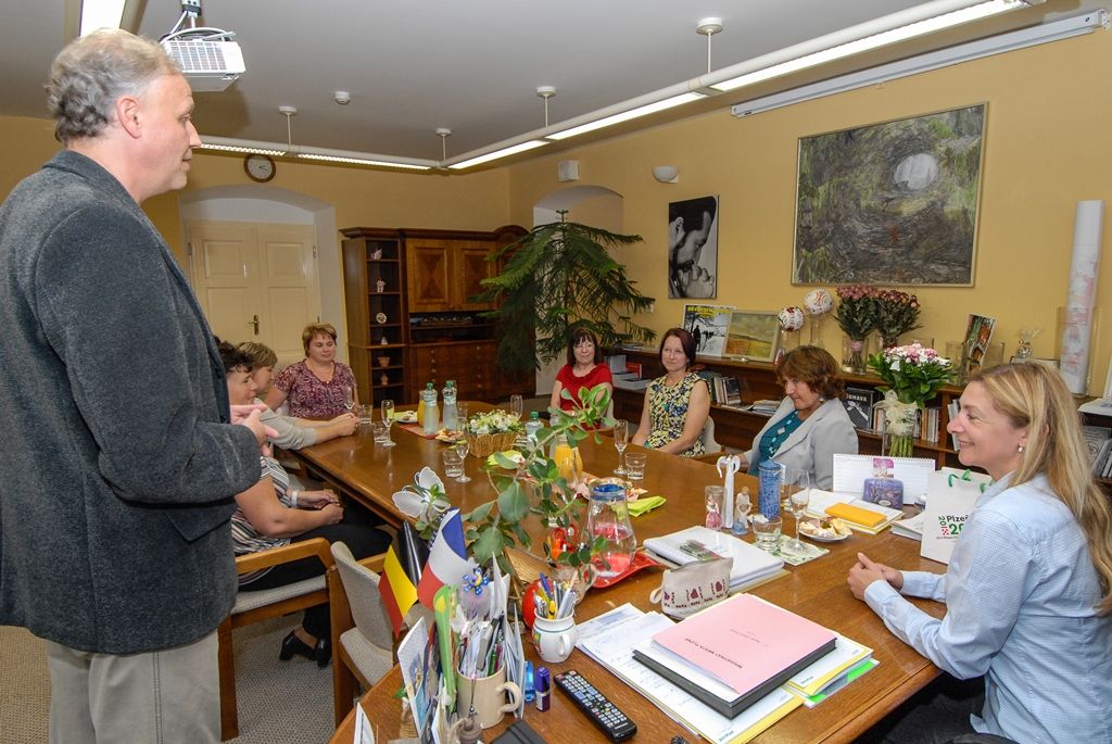 Plaketu Jana Ámose Komenského převzala z rukou náměstkyně primátora pro oblast školství a sociálních věcí Evy Herinkové učitelka ze 17. základní a mateřské školy v Plzni Jana Borecká. Udělena jí byla za celoživotní aktivní práci ve školství a dlouholeté působení na zmíněné plzeňské škole. (foto: 24.6.2015)