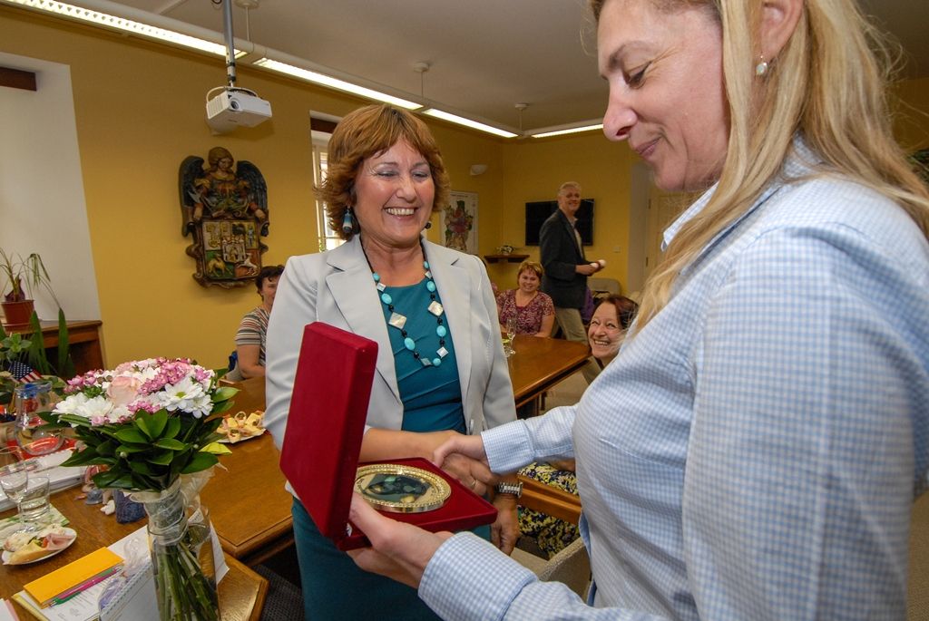 Plaketu Jana Ámose Komenského převzala z rukou náměstkyně primátora pro oblast školství a sociálních věcí Evy Herinkové učitelka ze 17. základní a mateřské školy v Plzni Jana Borecká. Udělena jí byla za celoživotní aktivní práci ve školství a dlouholeté působení na zmíněné plzeňské škole. (foto: 24.6.2015)