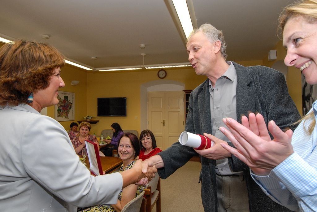 Plaketu Jana Ámose Komenského převzala z rukou náměstkyně primátora pro oblast školství a sociálních věcí Evy Herinkové učitelka ze 17. základní a mateřské školy v Plzni Jana Borecká. Udělena jí byla za celoživotní aktivní práci ve školství a dlouholeté působení na zmíněné plzeňské škole. (foto: 24.6.2015)